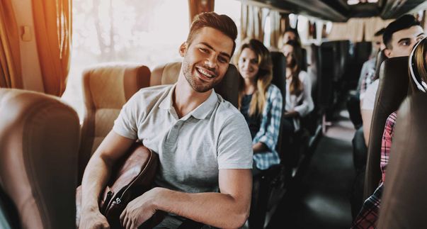 Mitarbeiter eines Unternehmens in einem Bus