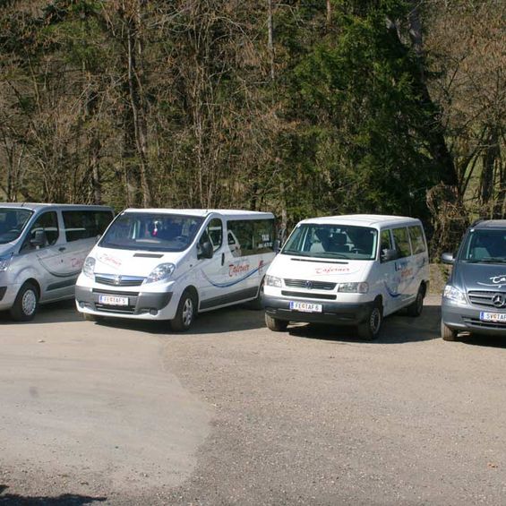 Taxi und Schulbusse