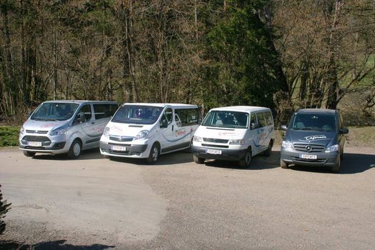 Taxi und Schulbusse